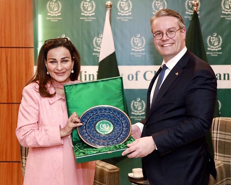 Federal Minister for Climate Change Senator Sherry Rehman presenting a souvenir to Minister of State at the German Foreign Office, H.E. Dr. Tobias Lindner at the Ministry of Climate Change