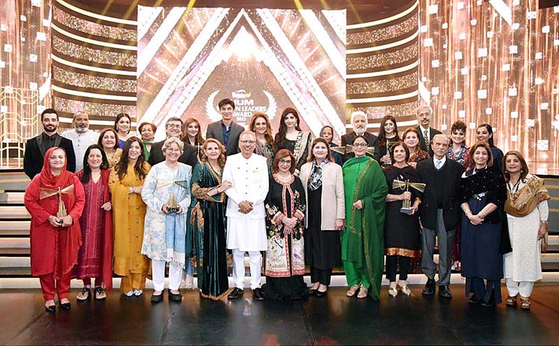 President Dr. Arif Alvi and Begum Samina Alvi in a group photo with the winners of the Women Leaders Awards of an entertainment