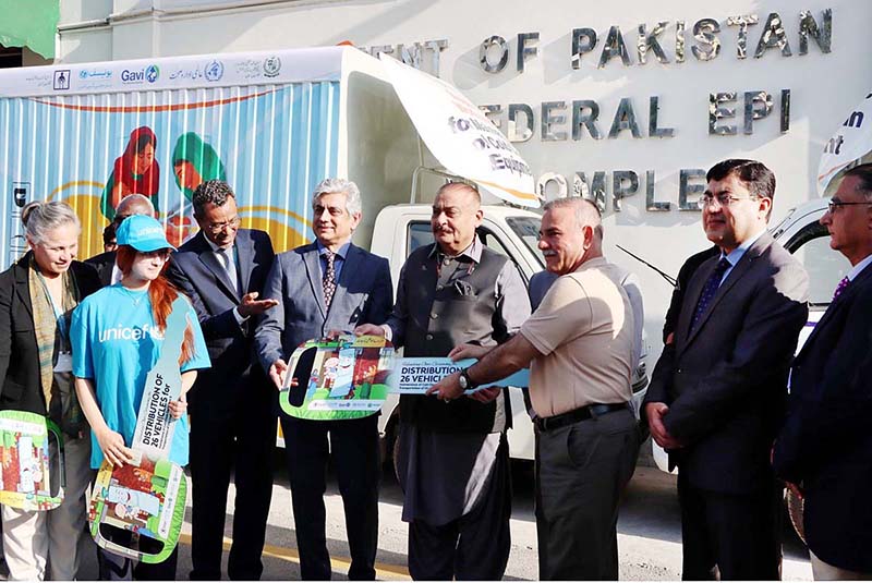 Federal Minister for National Health Services, Regulations and Coordination, Abdul Qadir Patel handing over the ceremonial keys of the technical immunization Vehicles to the provincial team leads from all provinces and federating units