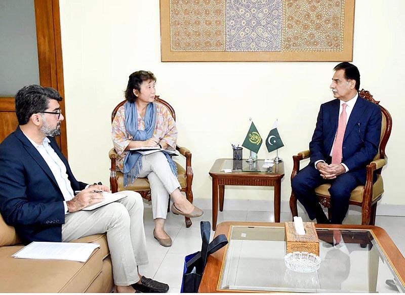 Ms. Noriko Yoshida, Representative, UNHCR in Pakistan calls on the Federal Minister for Economic Affairs, Sardar Ayaz Sadiq at his office
