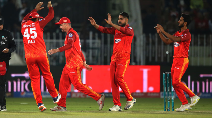 Islamabad United seal playoffs spot with two-wicket win over Quetta Gladiators