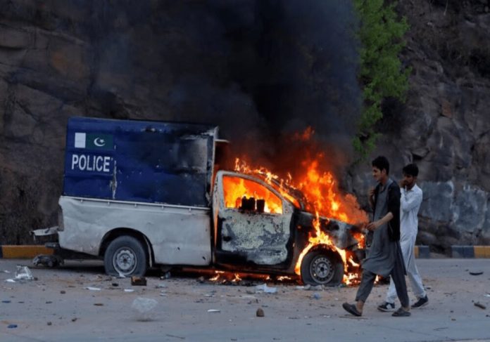 Police books Imran, other PTI leaders with terrorism charges for causing 'chaos' outside FJC Police books Imran, other PTI leaders with terrorism charges for causing 'chaos' outside FJC