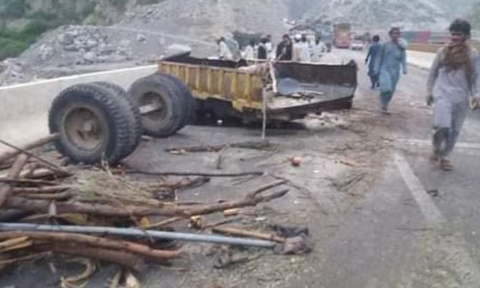 Six killed in tractor-trolley tragedy Six killed in tractor-trolley tragedy