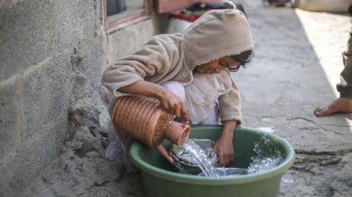 UN report sees earth on brink of water crisis, with 2 bln people still lacking safe water UN report sees earth on brink of water crisis, with 2 bln people still lacking safe water