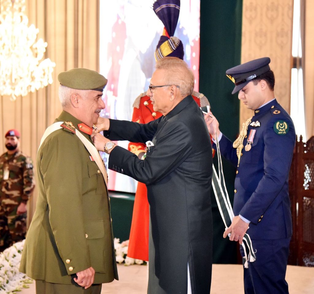 President confers military awards on armed forces personnel