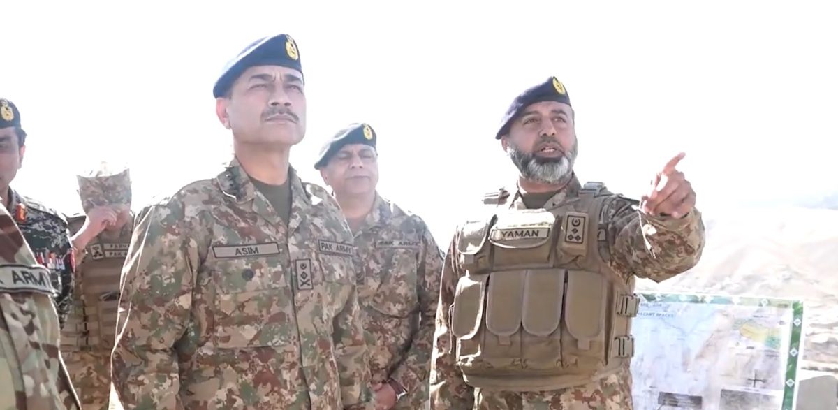 Army Chief visits forward posts at Pak-Afghan Border in South Waziristan