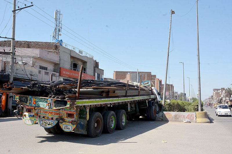 Truck loaded with iron bars collapse with the green belt on Sheikhupura Road.