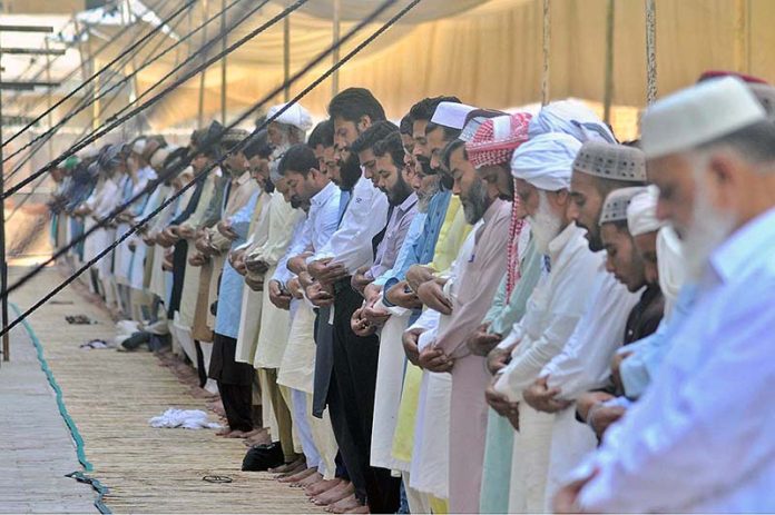A large number of faithful offering the last Namaz-e-Juma (Last Friday Prayers) in the Holy Fasting Month of Ramzan-ul-Mubarak at Shahi Eidgah Masjid