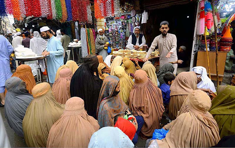 A large number of deserving women are waiting at Naan shop for free Naan distribution by shopkeeper during the month of Holy Ramdan at Ghanta Ghar Chowk
