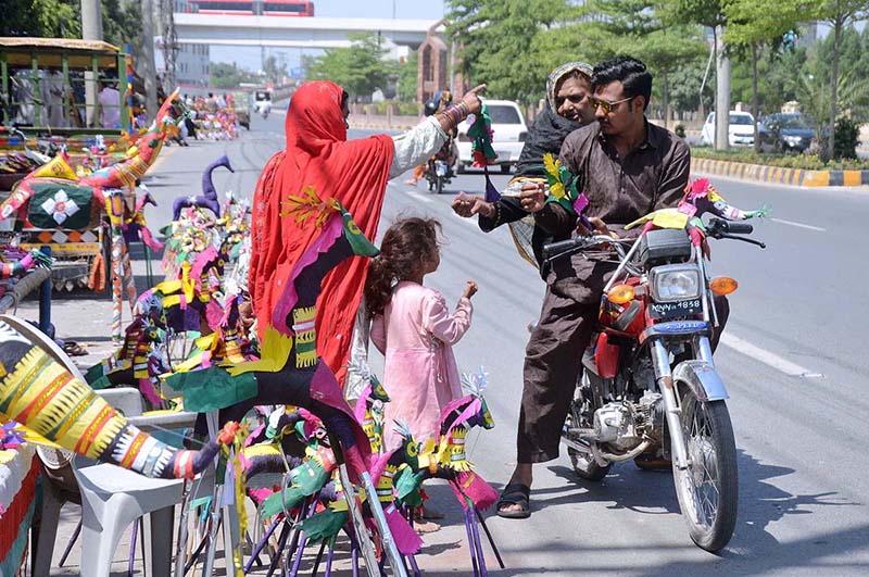 Gypsy women selling hand-made paper decoration stuff at roadside to earn livelihood
