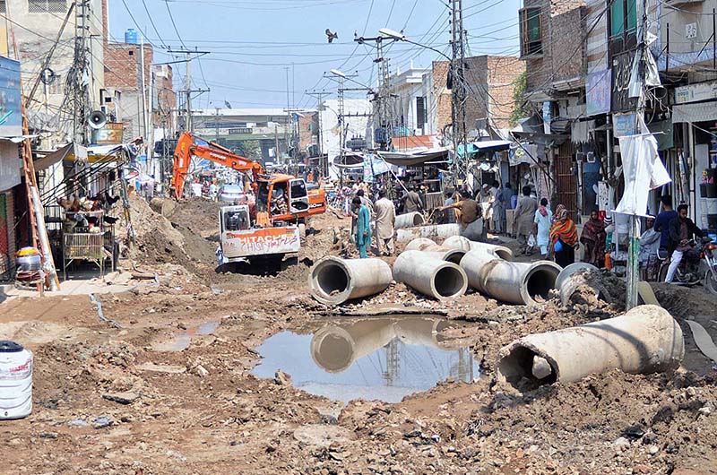 Sewerage lines installation is in process at Hazoori Bagh road