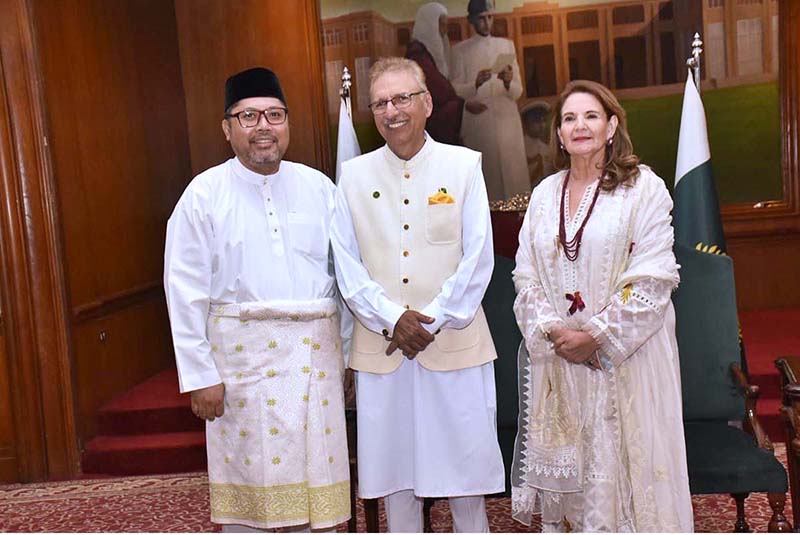 President Dr Arif Alvi exchanging Eid greetings with people from different walks of life, including diplomats, at an Eid Milan event, at Governor House