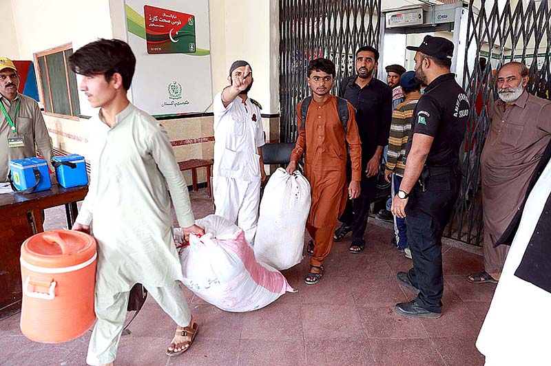 People are eagerly making their way home to celebrate the joyous occasion of Eid-ul-Fitr with their loved ones, carrying their belongings with them at Rawalpindi Railway Station as the holy month of Ramadan is about to end