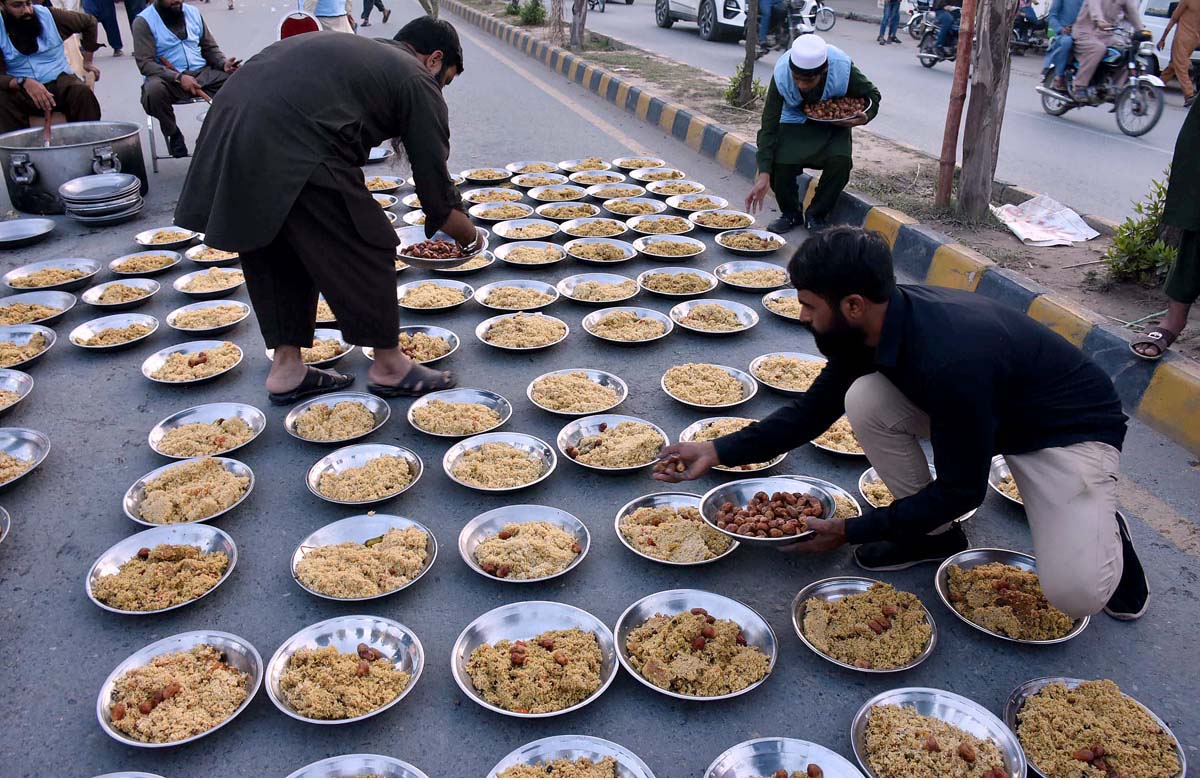 Volunteers are preparing Iftar for 2000 people at Hajipura.