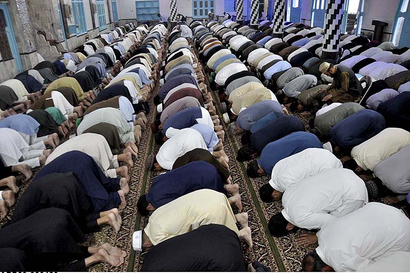 A large number of faithful offering Eidul Fitr prayers at Jamia Masjid Ziaul Aloom