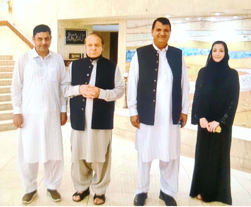 Advisor to the PM on National Heritage and Culture, Amir Muqam in a group photo with PML-N Chief and Ex Prime Minister Muhammad Nawaz Sharif after holding a meeting with him