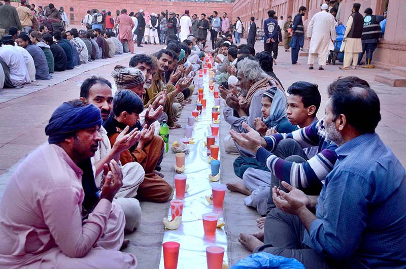 A large number of people offering dua before Azan-e-Maghrib to break their fast at Badshahi Mosque