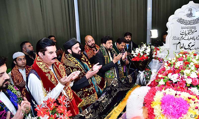 Governor of Sindh Kamran Khan Tessori offering dua for the prosperity and progress of country at the shrine of Bari Imam during his visit