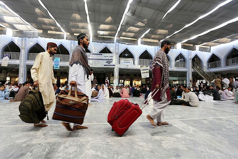 People arriving with their luggage for Itikaf at Faizan-e-Madina mosque