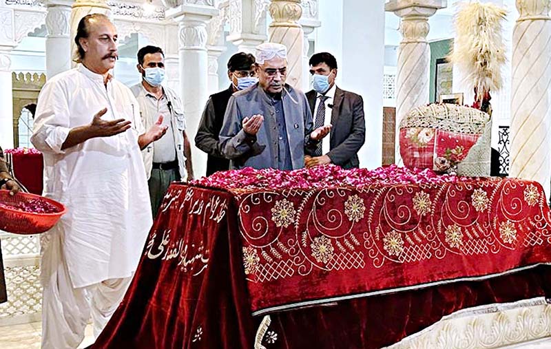 Asif Ali Zardari visits Mausoleum of martyrs of Bhutto's family