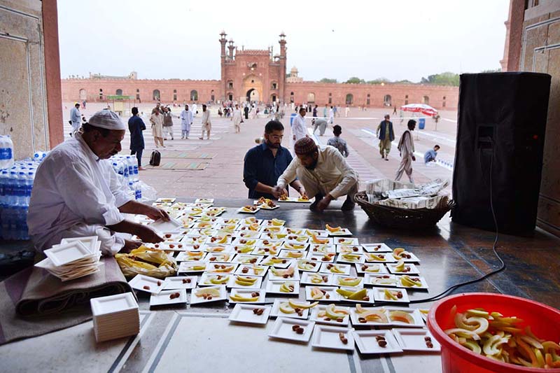 Volunteers distributing food among people to break their fast in Badshahi Masjid