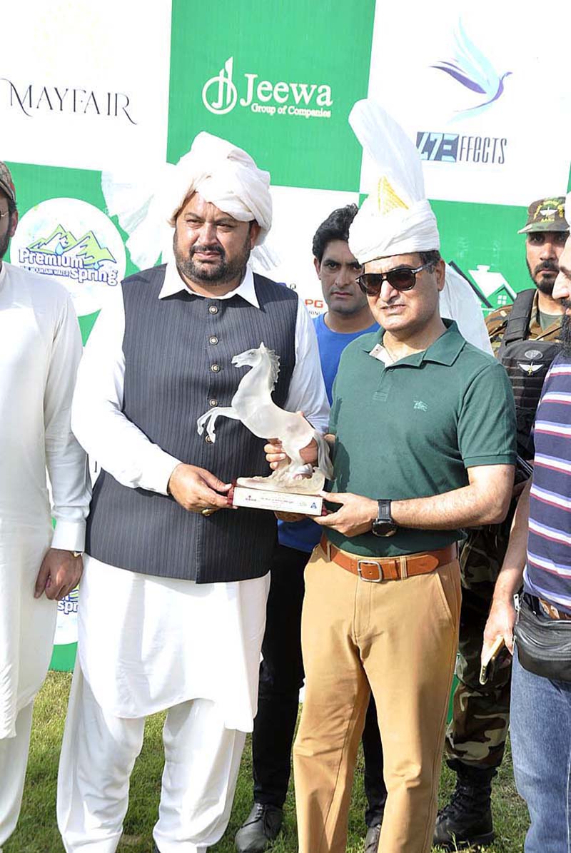 Deputy Mayor, Syed Zeeshan Ali Naqvi present souvenir to Chairman, CDA, Capt. (Retd) Noor-ul-Amin Mengal during the Tent-Pegging Riders Championship at Fatima Jinnah F-9 Park