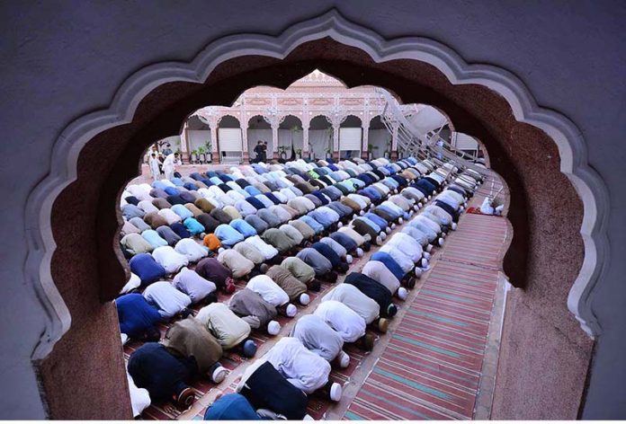 Peoples offering Namaz-e-Asar at Sunehri Masjid