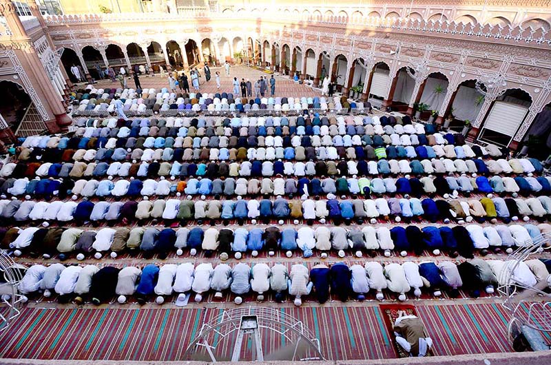 Peoples offering Namaz-e-Asar at Sunehri Masjid