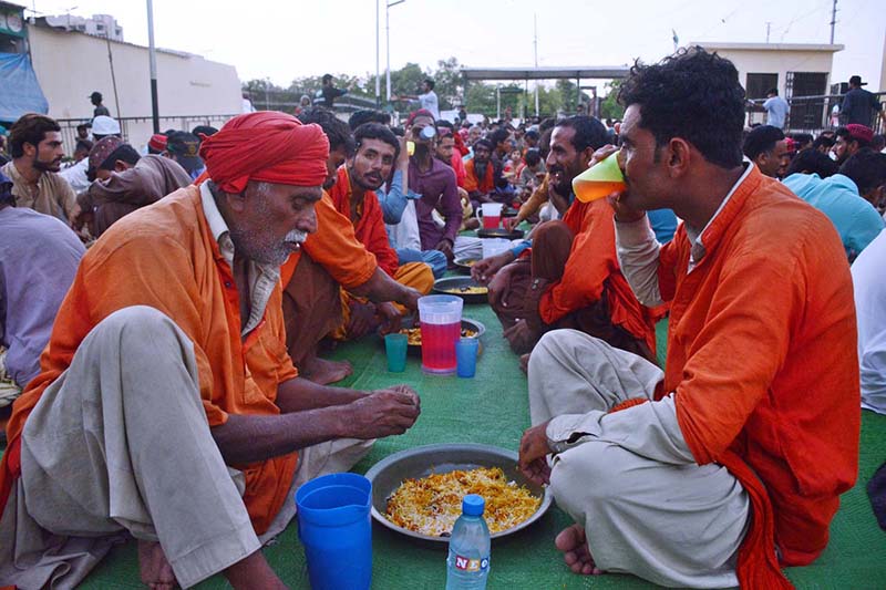 Porters breaking their fast during the holy month of Ramazan at Cantt Station