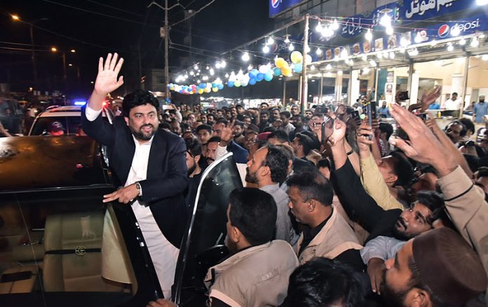 Governor Sindh Kamran Khan Tessori waving hand to the people who welcomed him at Nidhi Hotel New Karachi