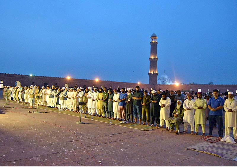 A large number of people are offering Taraweeh prayers at the Badshahi Mosque on the occasion of the holy month of holy Ramadan