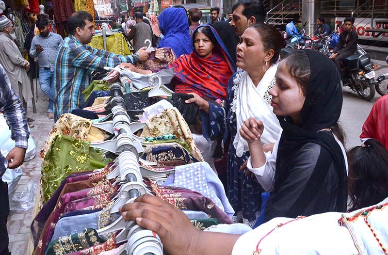 Women shopping at Anar Kali Bazar