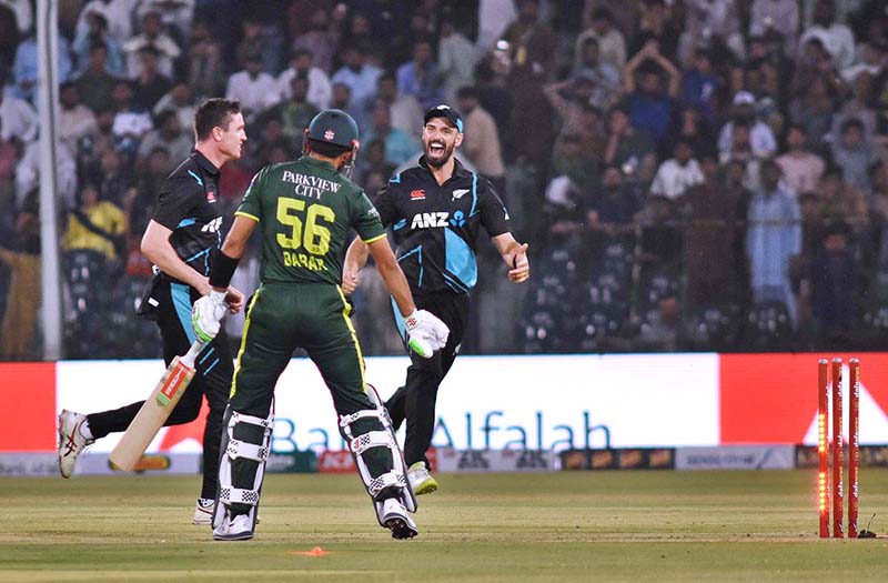 New Zealand players celebrate the Pakistani wicket (Babar Azam bowled by Milne) during the Twenty20 match between Pakistan and New Zealand at the Gaddafi Cricket Stadium