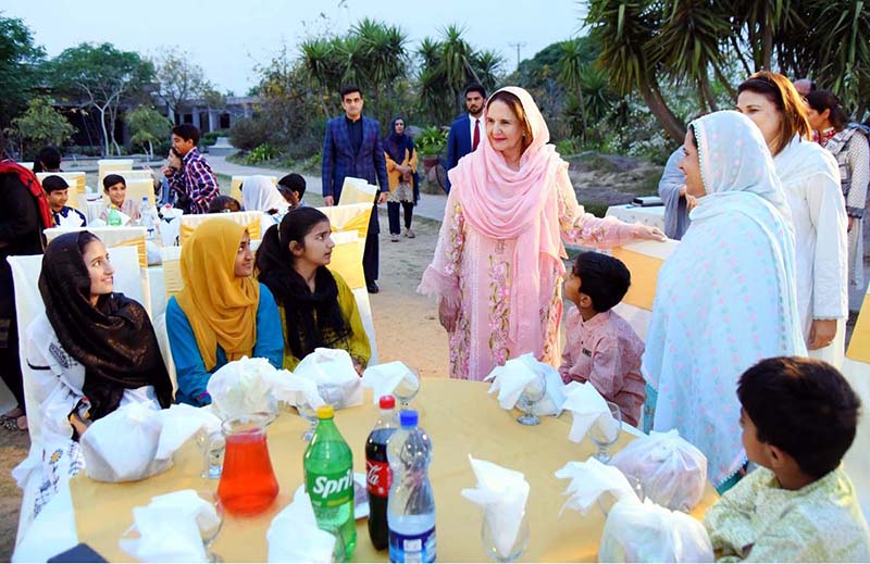 First Lady Begum Samina Alvi interacting with the children of SOS Village on the occasion of Iftar-Dinner