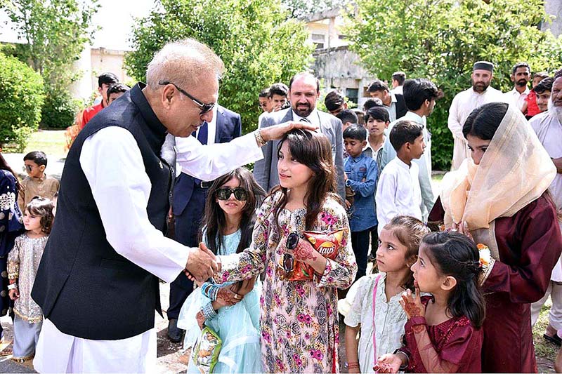 President Dr. Arif Alvi exchanging Eid-ul-Fitr greetings at Aiwan-e-Sadr Staff Colony