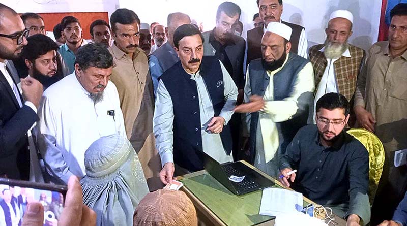 Managing Director Pakistan Bait-ul-Mal, Amir Fida Paracha giving away the initial payment to the deserving widows, under “Orphans and Widows Support Programme”