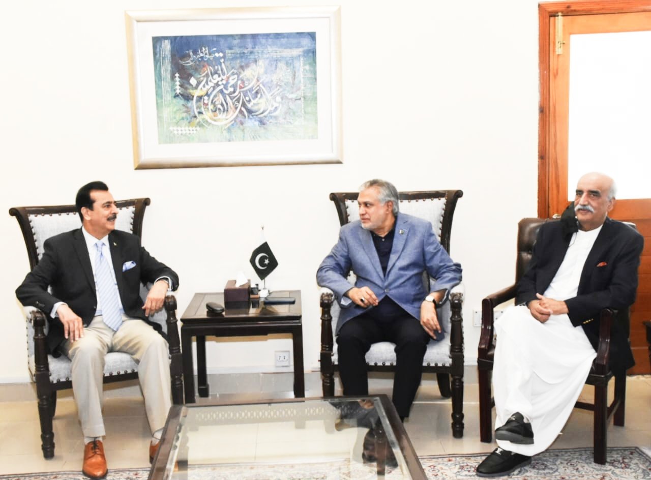 Gilani, Khursheed Shah meet Dar