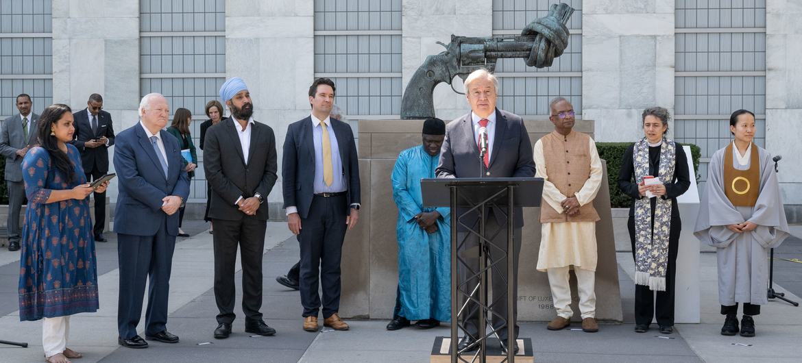 Religious leaders gather at UN on Ramazan's last Friday, pray for peace