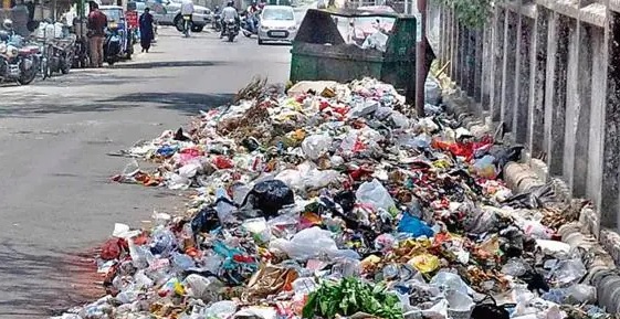 Uncollected waste exposing Lahorites to health hazards