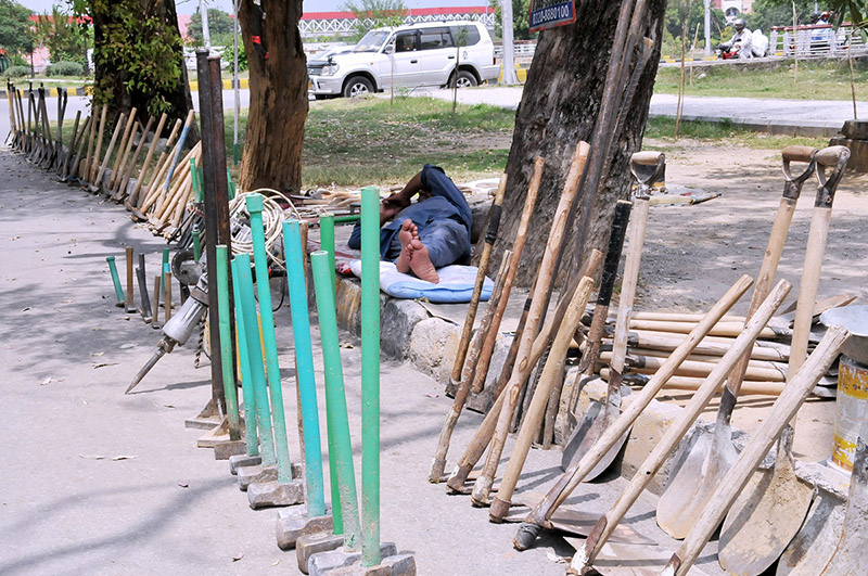 Daily wage labourer taking nap while waiting for customers at Peshawer mor