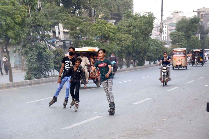 Youngsters enjoying roller skating on a busy road may cause any mishap, needs attention of the concerned authorities