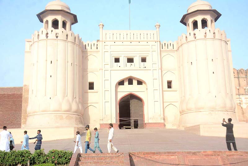 Alamgiri Darwaza, also known locally as Shahi Qila, is located in the city of Lahore in the Punjab province of Pakistan. This fort is located at the north-west corner of the city. Although the history of this fort dates back to ancient times, it was rebuilt by the Mughal emperor Akbar Azam (1605-1556 AD), while generations after Akbar continued to renovate it. So this fort looks like a very wonderful example of Mughal architecture and tradition. Some of the famous places within the fort include, Alamgiri Darwaza. In 1981, UNESCO declared this fort as a World Heritage Site along with Shalamar Bagh