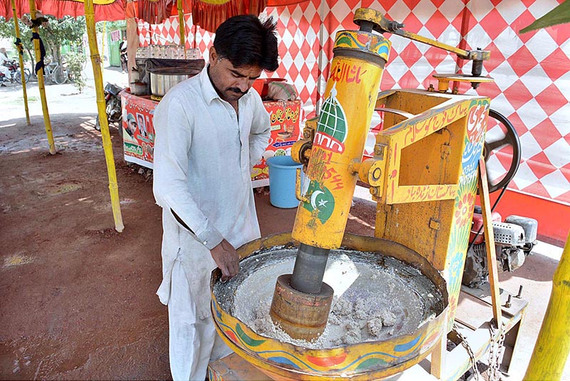 A vendor is preparing traditional drink sardai at his roadside setup