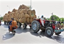 A tractor trolley loaded with chaff (husk from wheat) on the way at Fateh Chowk Road