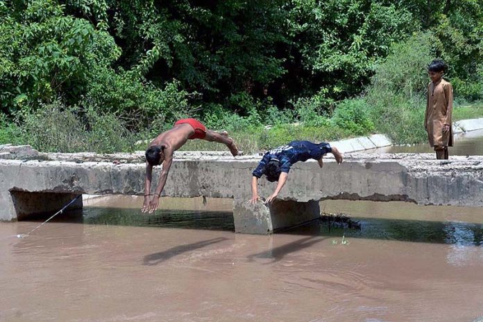 Youngsters , canal , bathing , hot weather ,