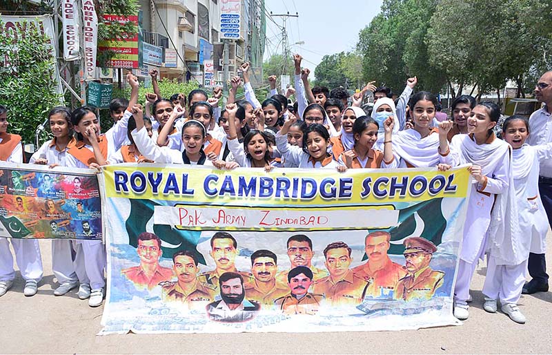 Students of Royal Cambridge School takes out a rally to show solidarity with Pakistan’s Army at Latifabad