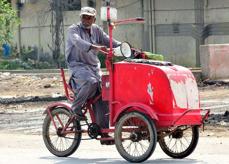 An elderly person selling the ice-cream at Latifabad