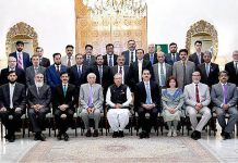 President Dr. Arif Alvi in a group photo with the participants of the Senior Officers' Leadership Course (SOLC-10), who called on him at Aiwan-e-Sadr