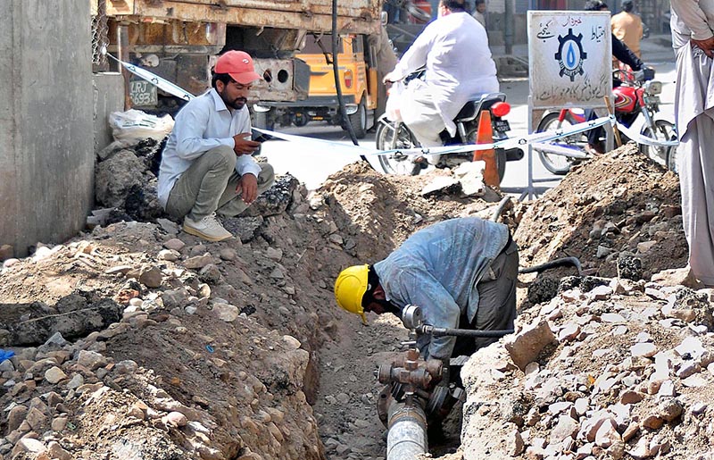 SNGPL staffers busy in maintenance work of sui gas pipeline near Dolat Gate