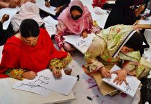 Students of various colleges and universities are showing their artistic skills in calligraphy and decoration in the workshop of Iranian calligraphy and decoration art at Al Hamra Arts Council